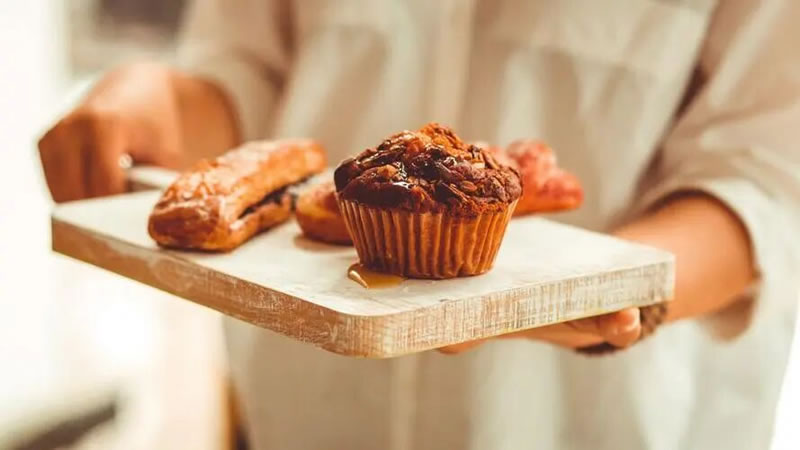 木瓜蛋白酶在烘焙食品中降低面粉筋度，使面包緊實(shí)柔軟